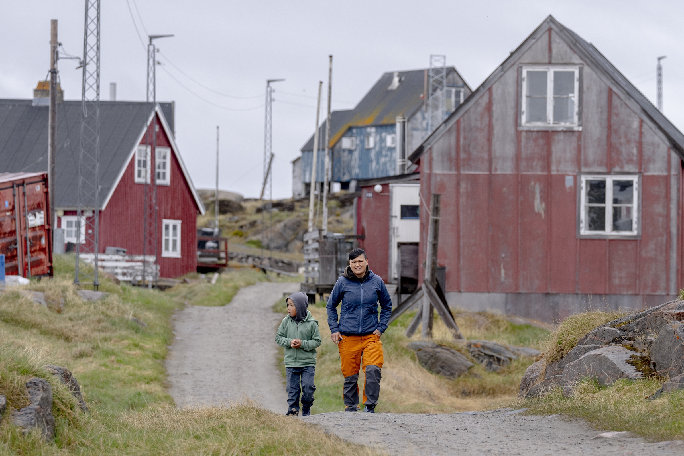 Người dân địa phương trong khu dân cư Attu thuộc thành phố Qeqertalik, phía tây Greenland, ngày 1/7/2024.