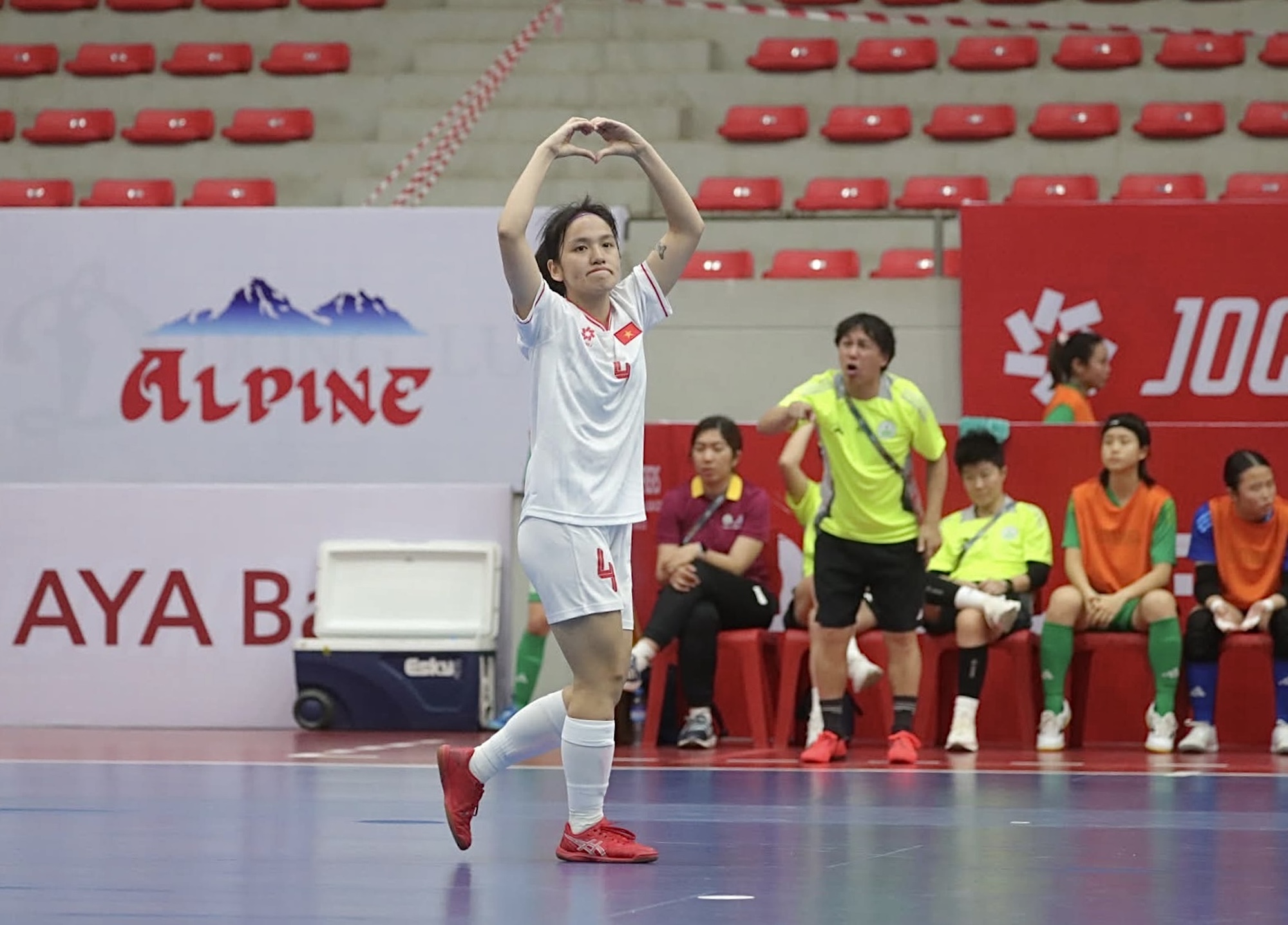 Futsal Nữ Việt Nam Thắng Đậm 21-0 Trước Macau, Chiếm Ngôi Đầu Bảng D