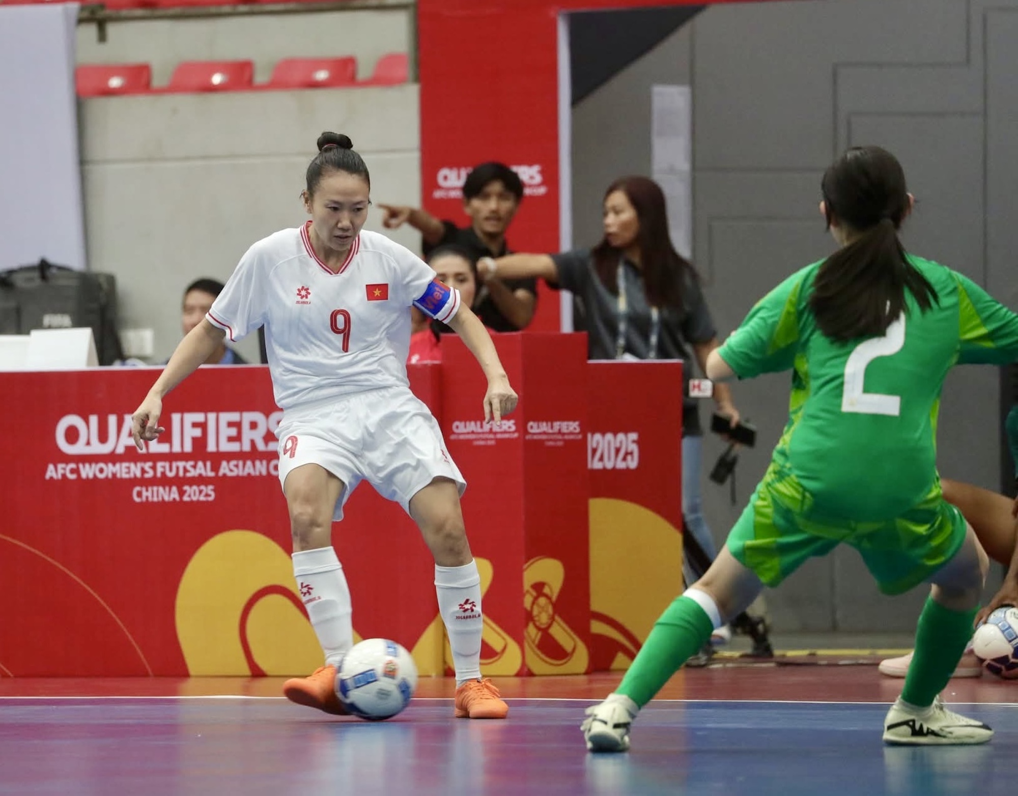 Đội trưởng Trịnh Nguyễn Thanh Hằng thi đấu trong trận Việt Nam thắng Macau 21-0 ở vòng loại futsal nữ châu Á 2025. Ảnh: MFF