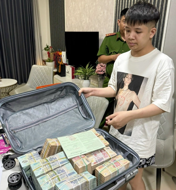 Kiếm 15 tỷ đồng nhờ môi giới bán dâm cho người nổi tiếng