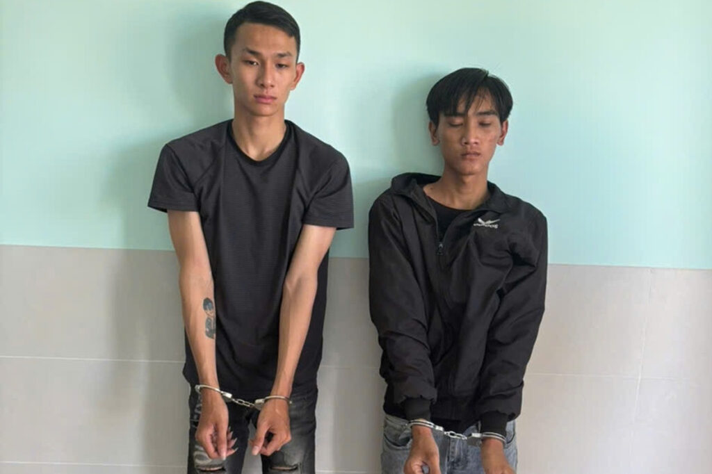 mang mã tấu chặn đường cướp tài sản
