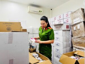 Bắt dược sĩ làm giả TPCN, thiết bị y tế quy mô lớn Phạm Ngọc Tiến bị khởi tố vì sản xuất, buôn bán thực phẩm chức năng giả đội lốt hàng ngoại