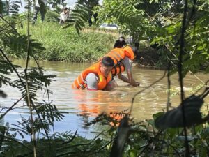 Ôtô rơi xuống sông, hai ông cháu may mắn thoát nạn