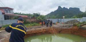 Người thân hy vọng từ manh mối chiếc áo tại hiện trường Của Người Thân Bên “Hố Tử Thần” Ở Bắc Kạn