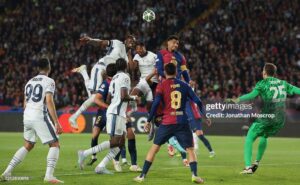 Nỗi khổ Barcelona: Hàng công "đá như hủy diệt", hàng thủ như mơ ngủ