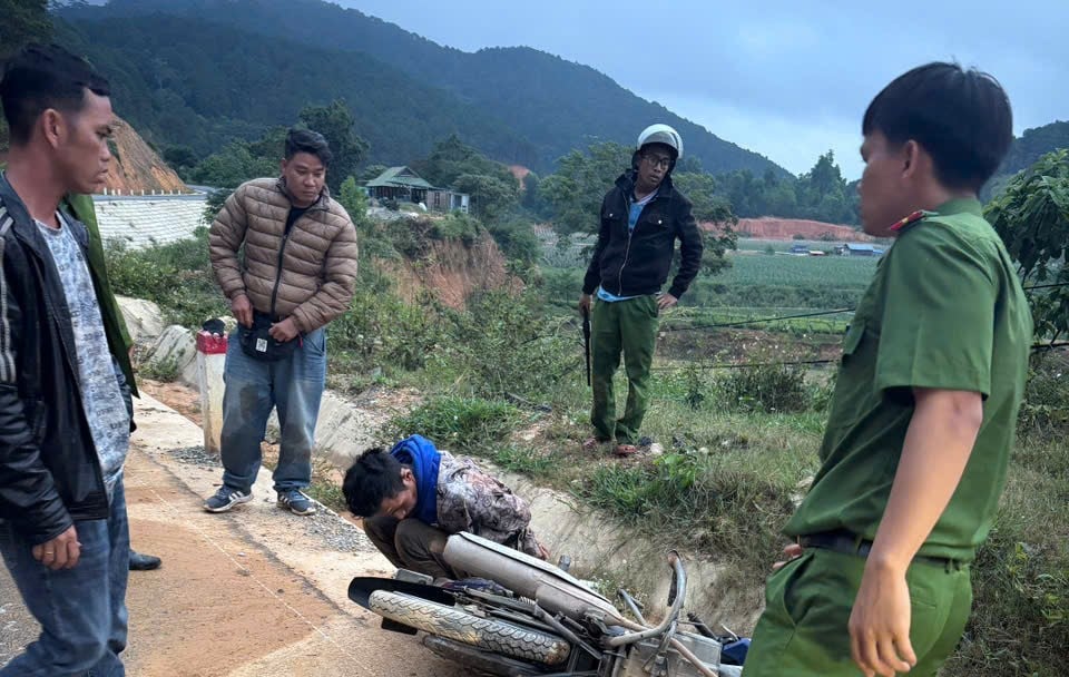 Tên cướp bỏ chạy ngay khi nghe chuông báo động kêu lên 