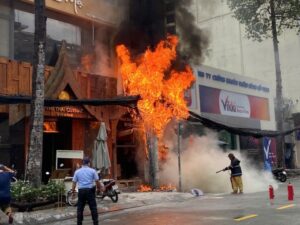 Cháy lớn từ trụ điện lan sang quán ăn