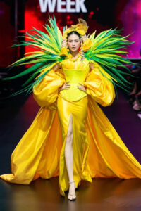 Bùi Quỳnh Hoa hóa nữ thần catwalk chinh phục AVIFW 2025