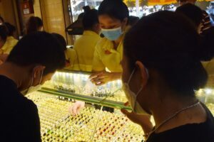 Giá vàng thế giới bật tăng mạnh vì căng thẳng địa chính trị leo thang