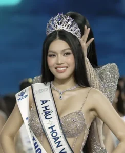 Tân hoa hậu Nguyễn Hoàng Phương Linh