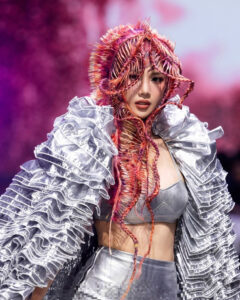 Bùi Quỳnh Hoa hóa nữ thần catwalk chinh phục AVIFW 2025