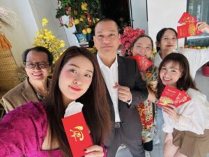 Hoa hậu Khánh Vân giận dỗi vì không được nắm tay