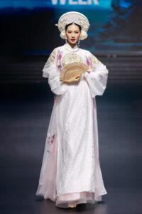 Bùi Quỳnh Hoa hóa nữ thần catwalk chinh phục AVIFW 2025