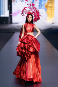 Bùi Quỳnh Hoa hóa nữ thần catwalk chinh phục AVIFW 2025