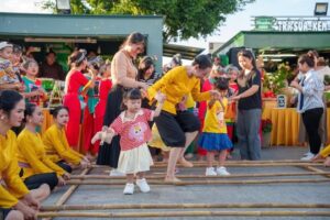 Nghỉ hè trên mây: Trốn nắng, dạo chợ lá, dâng đăng