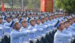 Hàng nghìn người đội nắng xem bộ đội hợp luyện diễu binh