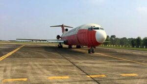 Máy bay Boeing bị bỏ rơi 18 năm tại sân bay Nội Bài