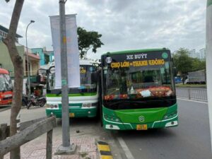 TP.HCM: Hai xe buýt ép nhau gây tai nạn