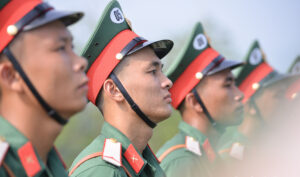 Hàng nghìn người đội nắng xem bộ đội hợp luyện diễu binh