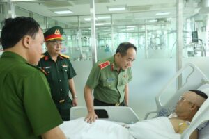Giám đốc Công an TP Hà Nội thăm Đại úy cảnh sát cơ động bị "quái xế" tông