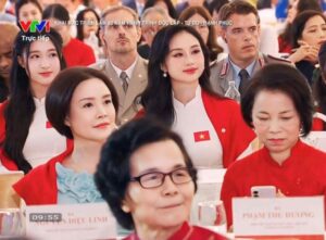 Phương Nhi xuất hiện dự khai mạc triển lãm cùng nhà chồng