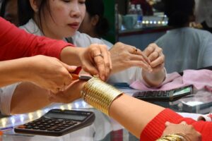 Sáng 13-8 giá vàng thế giới bất ngờ bật tăng mạnh