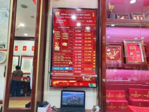 Giá vàng hôm nay ngày 25/8: Tăng “đỉnh nóc kịch trần”, người dân đội mưa xếp hàng mua bán