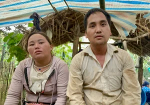 Người bố nhìn 3 con bị vùi lấp trong bùn đất 
