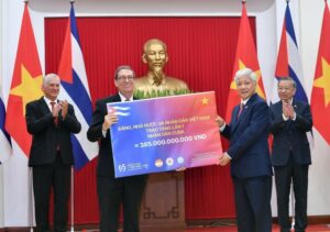 Việt Nam trao tặng nhân dân Cuba số tiền 385 tỷ đồng