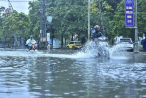 Quảng Trị Mưa lớn đường phố thành sông do bão số 10
