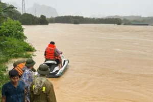 13 người mắc kẹt trong trang trại ngập nước