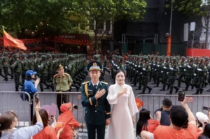 Chờ 15 tiếng chụp ảnh cưới cùng đoàn diễu binh