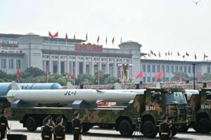 Dàn vũ khí tối tân lần đầu tiên xuất hiện trong lễ duyệt binh ở Trung Quốc