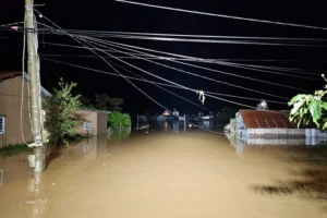 Nhiều khu dân cư rơi vào tình cảnh chia cắt do lũ ở Lâm