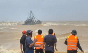 11 ngư dân TP HCM gặp nạn khi vào bờ tránh bão