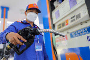 Giá xăng dầu tăng lần thứ 3 liên tiếp