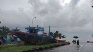 Ngư dân Đà Nẵng tất bật đưa tàu thuyền trú bão số 12