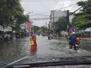 Hình ảnh chỉ 1 trận mưa lớn Nha Trang chìm trong biển nước