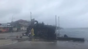 Đặc khu Lý Sơn bắt đầu có mưa to, gió giật mạnh