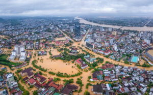11 ngày đêm miền Trung vật lộn với lũ sạt lở và bão tàn phá
