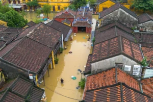 Lũ miền Trung đang xuống còn gần 8.000 nhà ngập