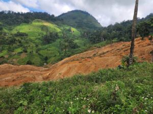 Sạt lở kinh hoàng ở Đà Nẵng giữa trời nắng ráo, 3 người mất liên lạc