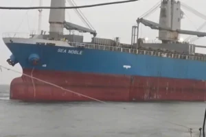 Tàu cá Việt Nam va chạm tàu nước ngoài 11 người gặp nạn