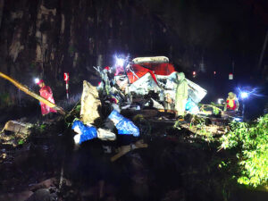 Xe khách bị vùi lấp trên đèo Khánh Lê 6 chết, 19 bị thương