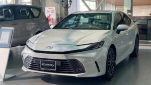 Toyota Camry giảm giá mạnh để tìm khách mới tại Việt Nam