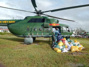 Mi-17 chở hơn 3 tấn hàng đến người dân cô lập ở Đắk Lắk