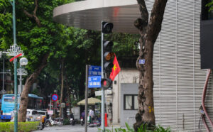 CSGT lý giải việc đèn còn 10 giây xanh thì nhảy vàng