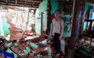 Bộ đội xây sửa nhà cho người dân