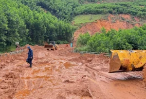 Đường Hồ Chí Minh quốc lộ 1 tiếp tục sạt lở ngập nước