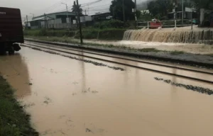 10 tàu khách dừng chạy vì đường sắt ngập 0,4 m